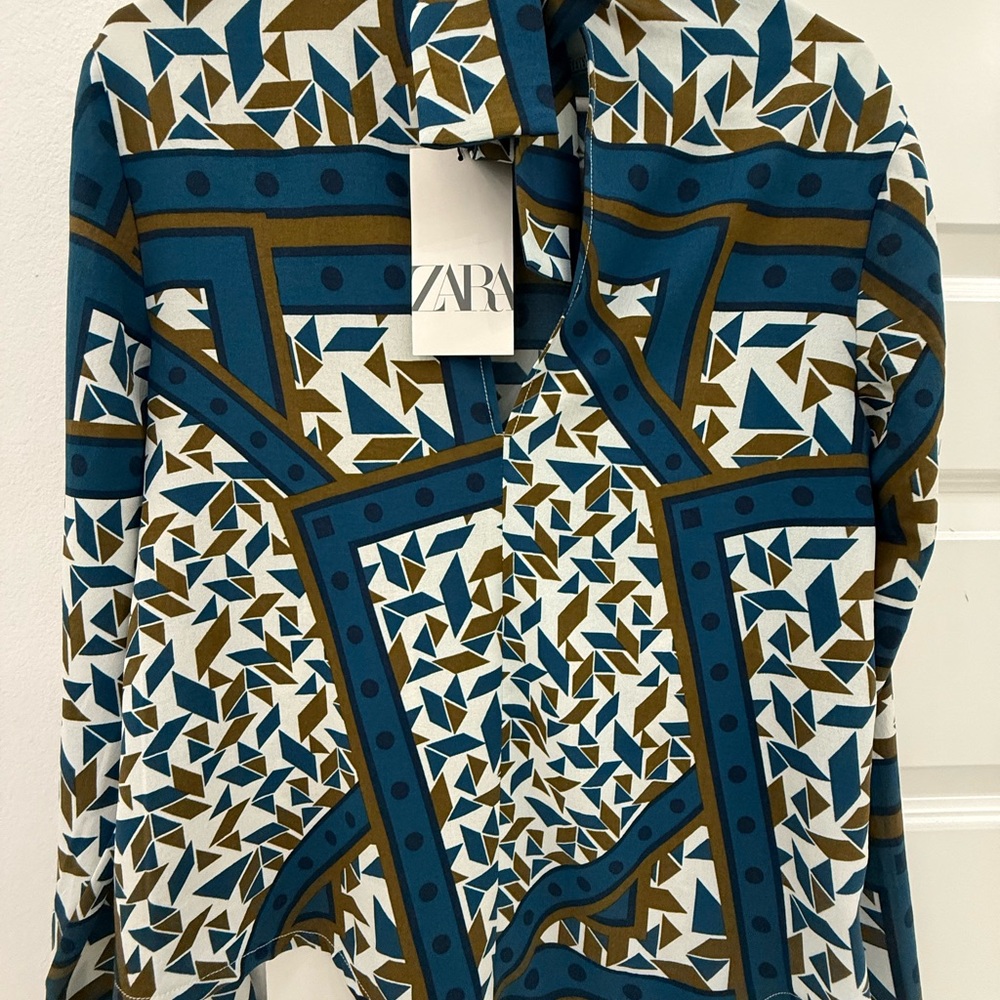 Zara Blue and White Graphic Fitted Blouse